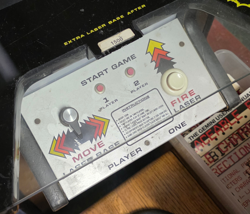 Space Invaders cocktail - controls